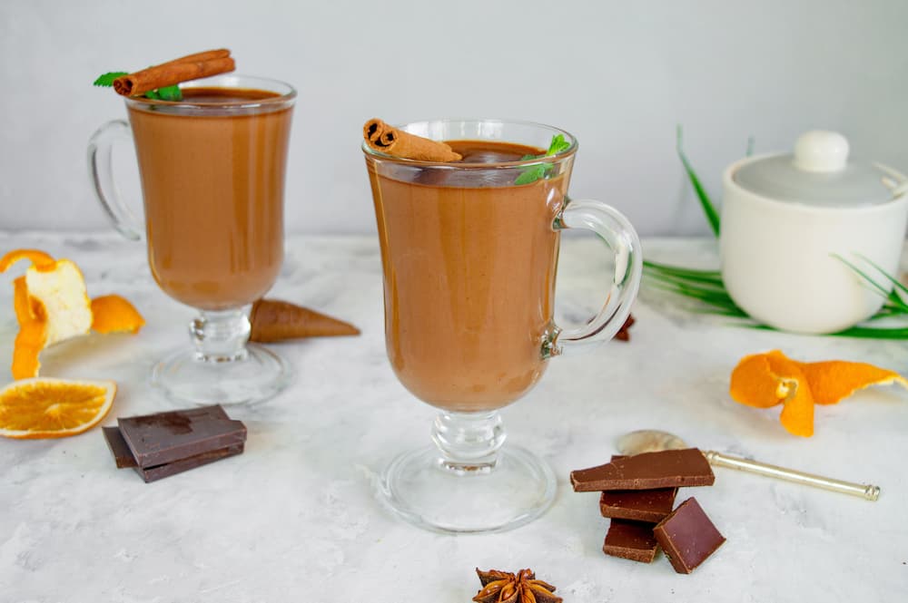 Imagem mostra chocolate quente simples e delicioso.