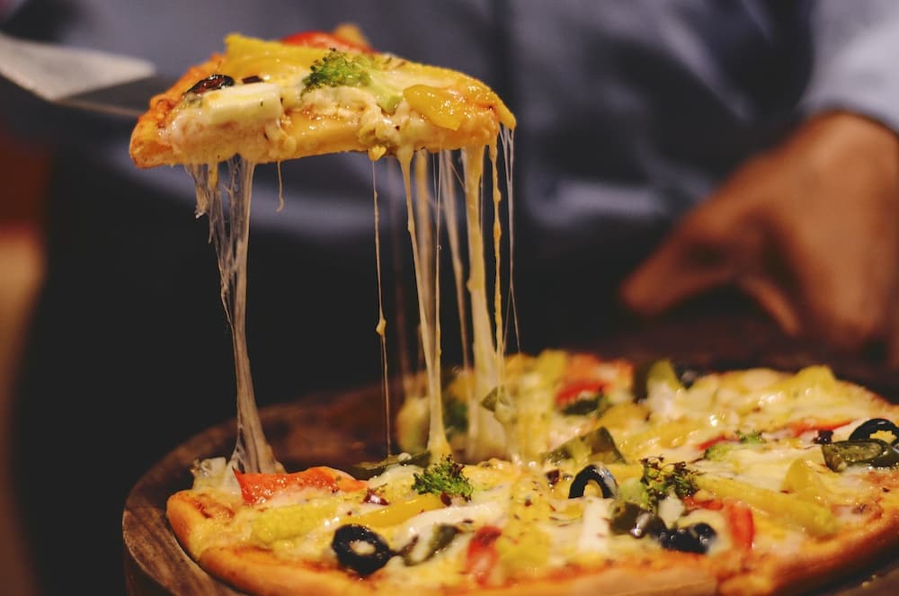 Imagem mostra pizza sendo servida em um dos melhores restaurantes do Chile.