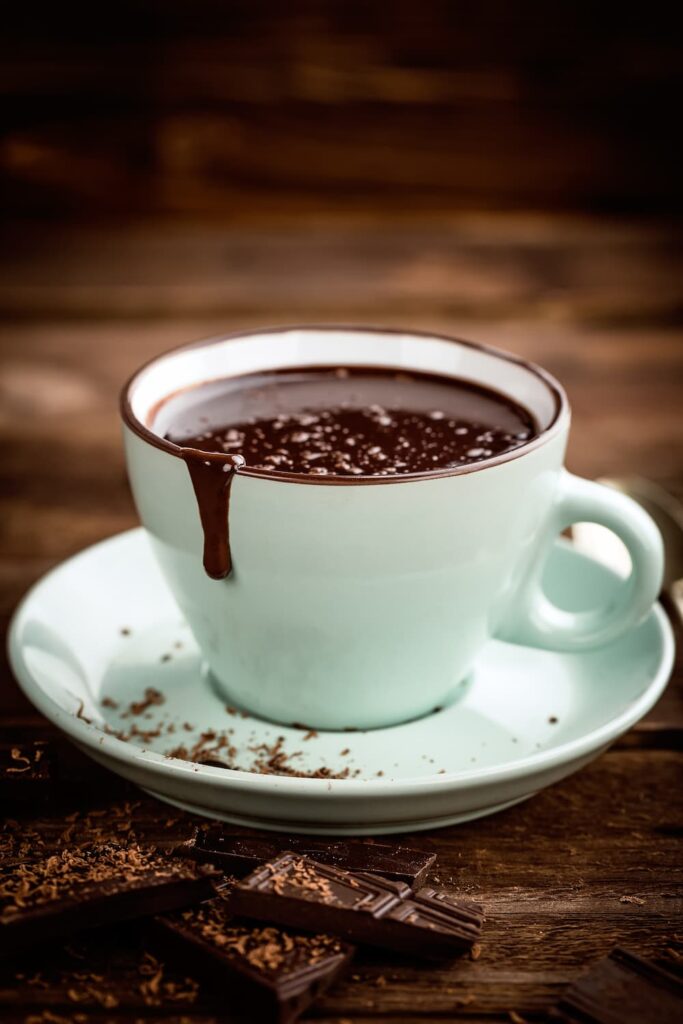 Imagem mostra xícara de chocolate quente com maizena.