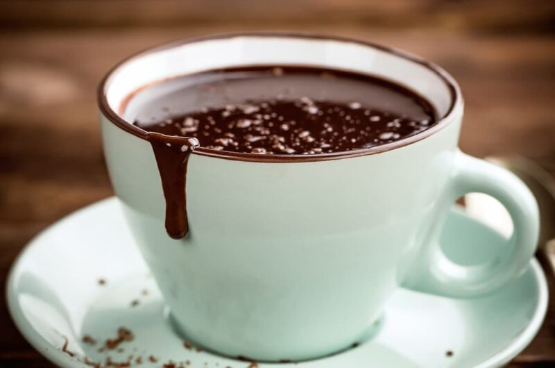 Chocolate quente simples com creme de leite