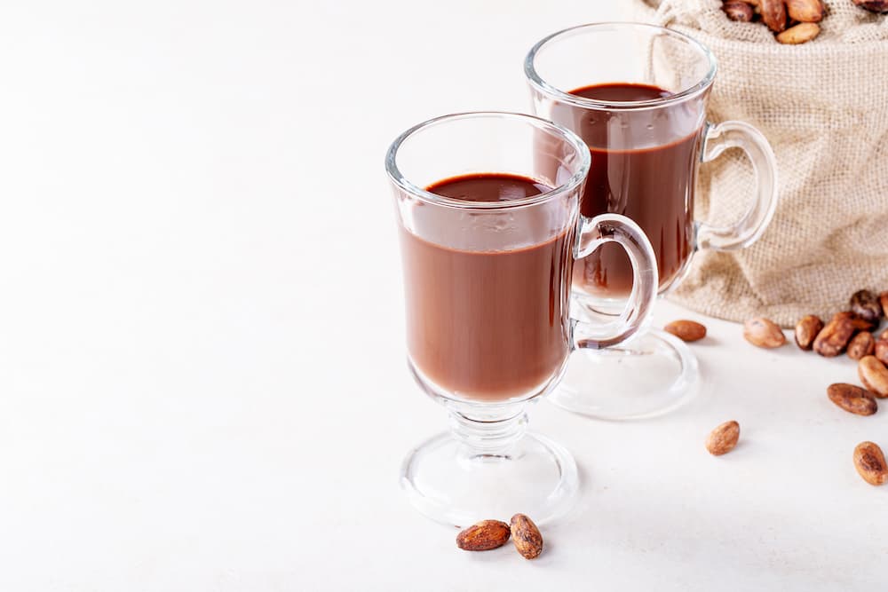 Imagem mostra um delicioso chocolate quente com nescau para aquecer nos dias frios.