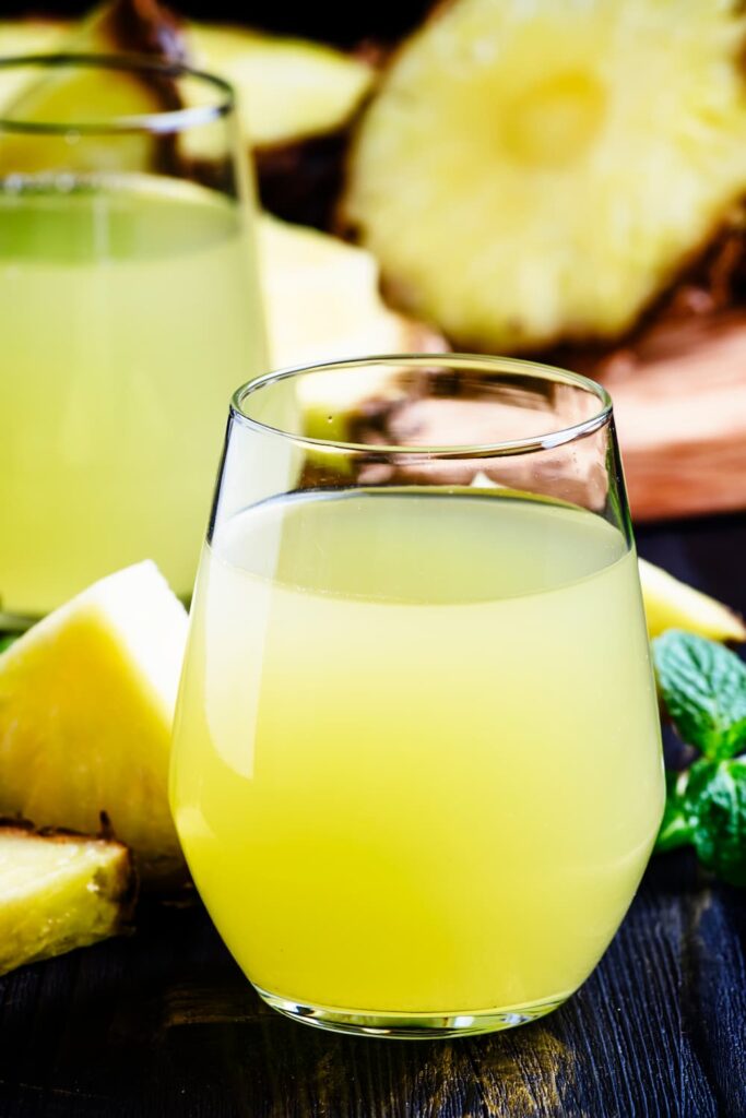 Imagem mostra delicioso suco detox com abacaxi.