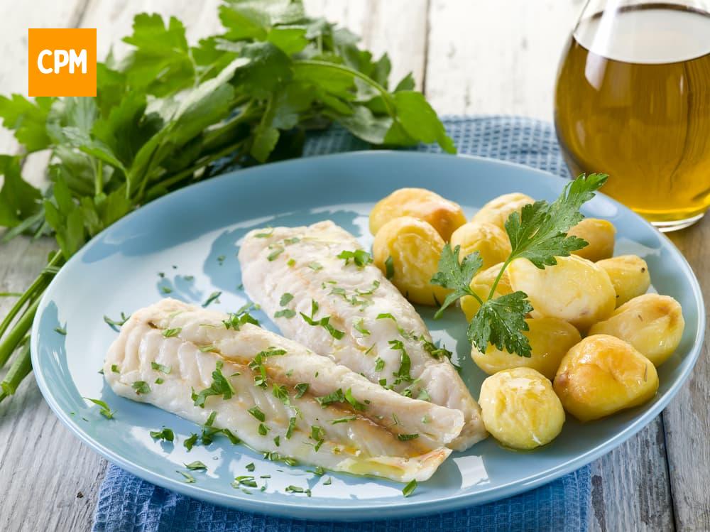 Imagem mostra bacalhau com batatas, que é muito consumido na comida típica de Portugal