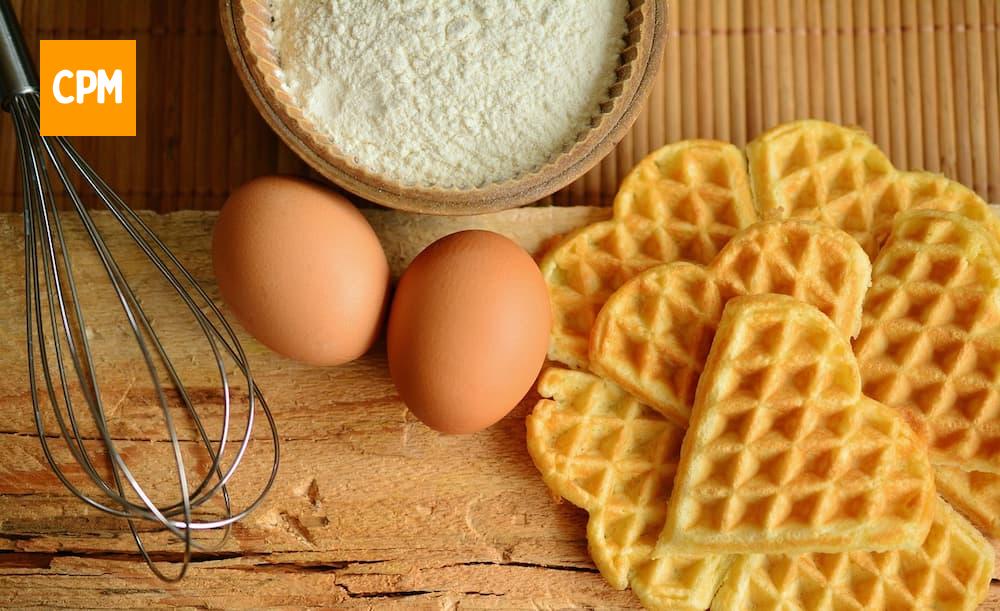 Imagem mostra ingredientes usados na receita de waffle simples.