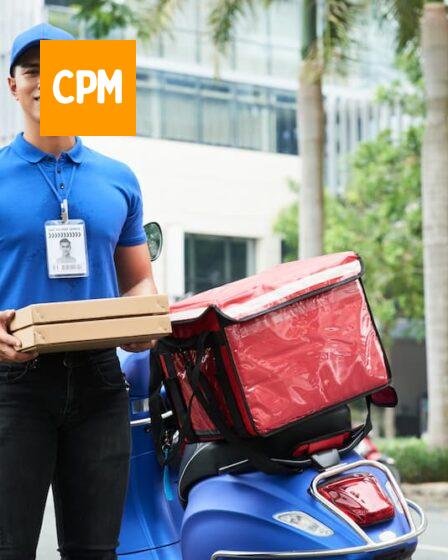 Imagem mostra entregador de restaurante de delivery