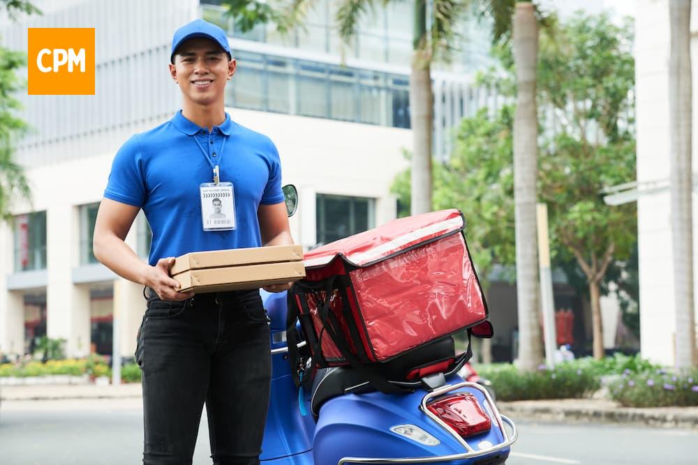Imagem mostra entregador de restaurante de delivery