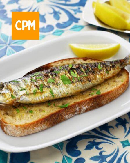 Imagem mostra um pão com sardinha que é muito consumido em Protugal