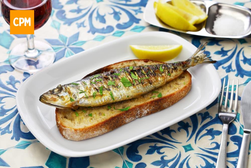 Imagem mostra a sardinha portuguesa no pão, esta é uma tradicional comida típica de Portugal