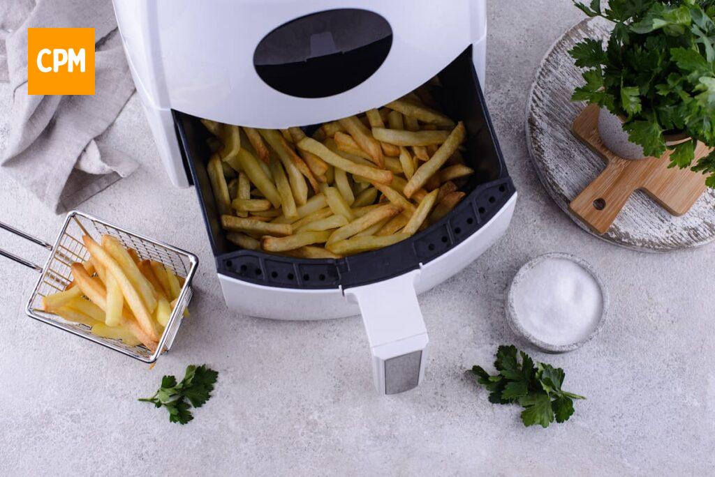 Imagem mostra batatas sequinhas e crocantes, um dos benefícios de usar air fryer na sua cozinha.