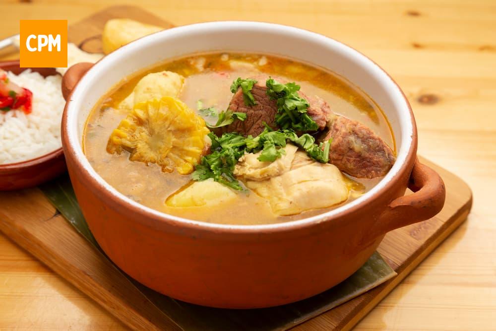 Imagem mostra o Sancocho que é uma sopa de carne de boi e milho 