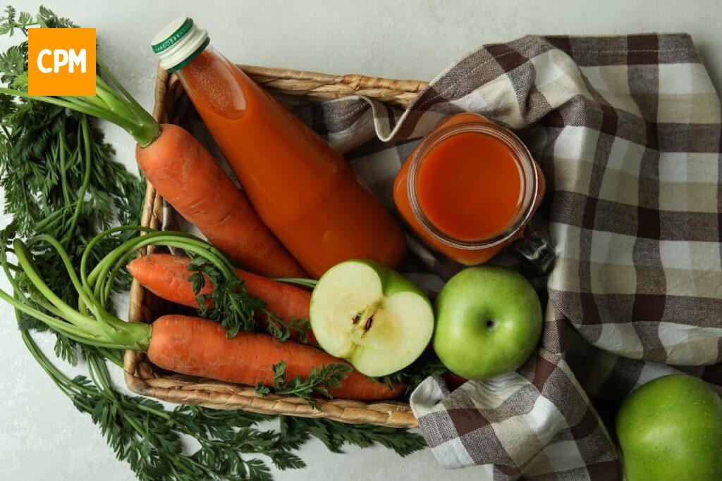 Imagem mostra suco de cenoura com maçã, um dos sucos bons para diarreia.