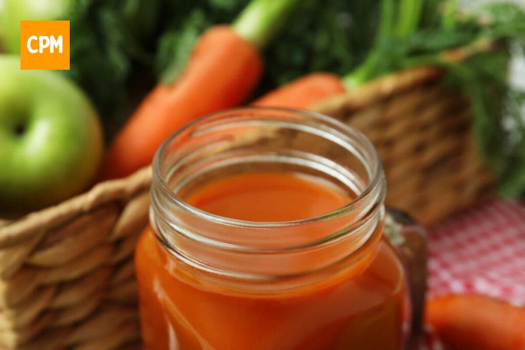 Imagem mostra suco de cenoura com maçã. Uma excelente bebida para combater a diarreia.