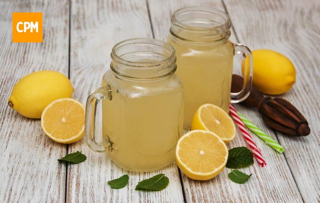 Imagem mostra suco de limão em jarras