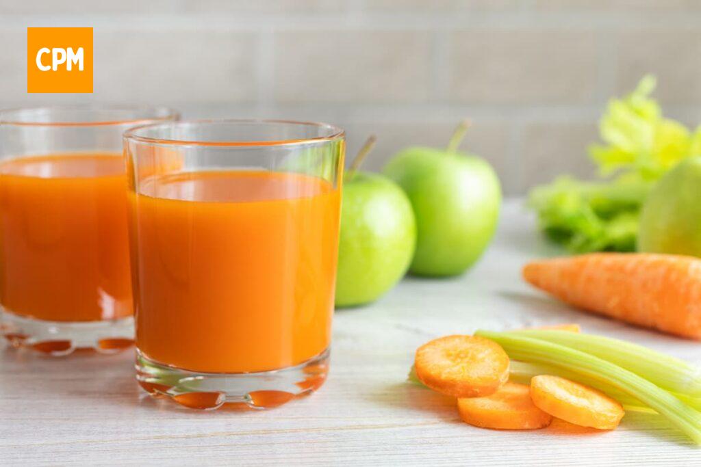 Imagem mostra suco refrescante de cenoura com maçã. um dos sucos bons para diarreia.