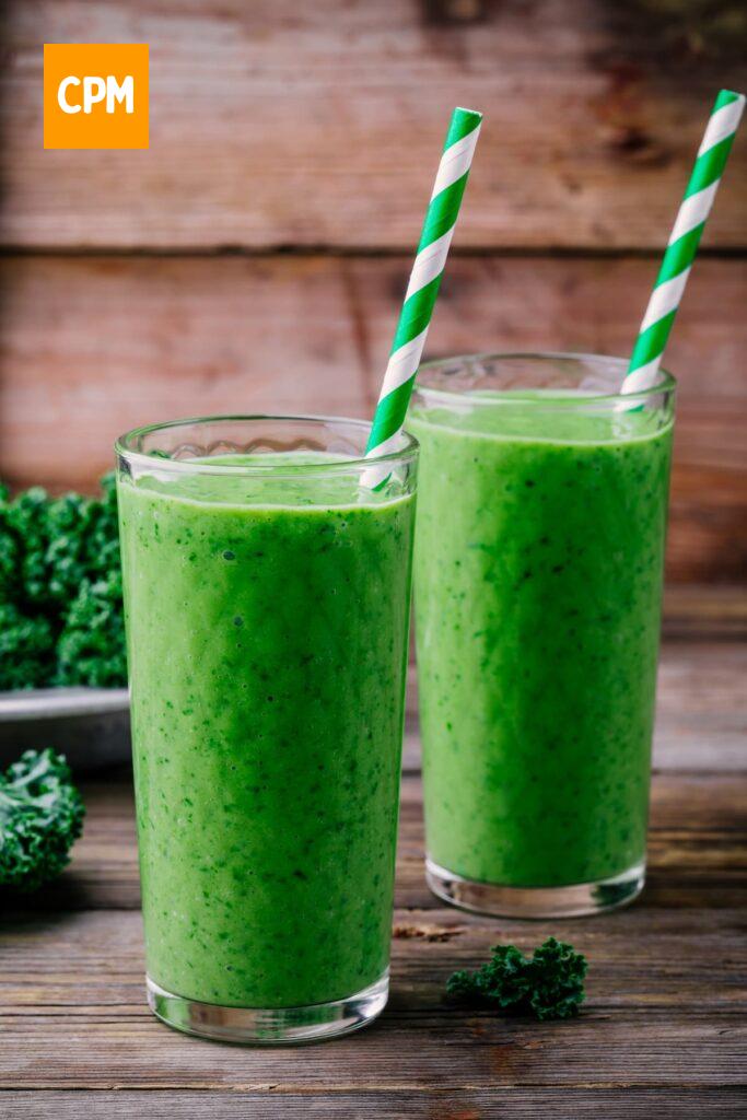 Imagem mostra dois copos de suco verde com abacaxi.