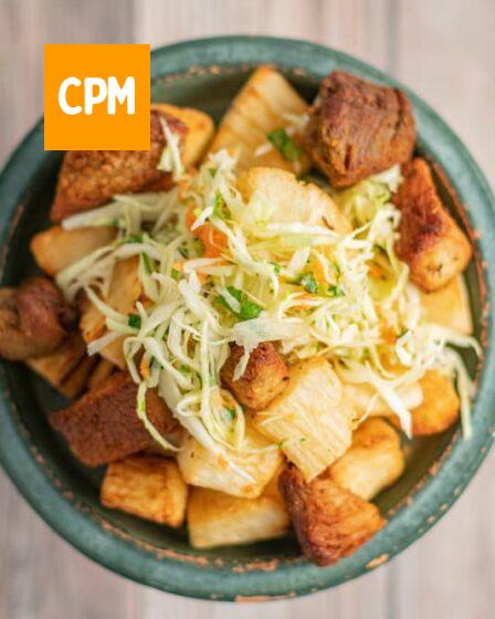 Imagem mostra yuca com chicharon