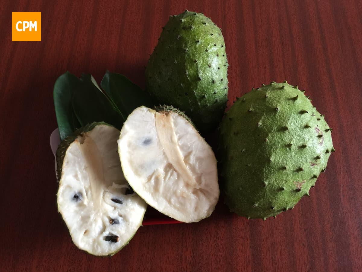 Imagem mostra a graviola cortada em pedaços