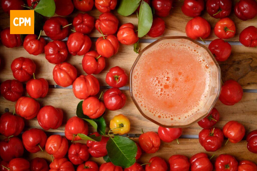 Imagem mostra uma bebida refrescante e rica em vitamina C, feita com acerola.