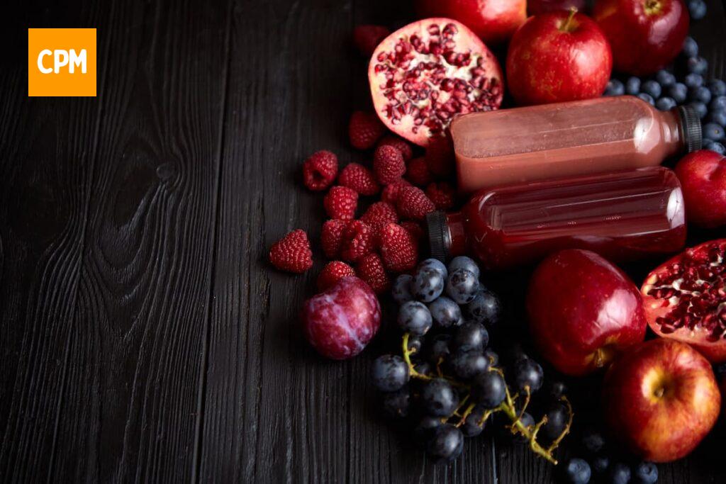 Imagem mostra delicioso suco de frutas vermelhas.