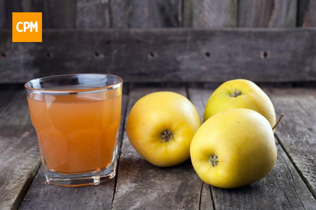 Imagem mostra suco de maçã, um dos sucos light benéficos para a saúde.