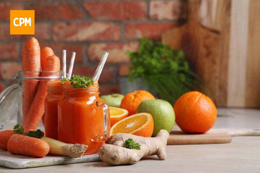 Imagem mostra um delicioso e refrescante suco de cenoura com laranja.