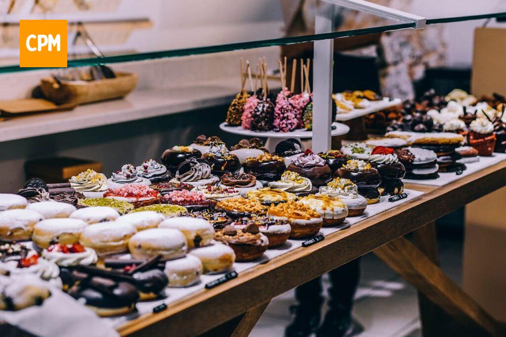 Imagem mostra donuts que é uma excelente opção de doce para festa de criança