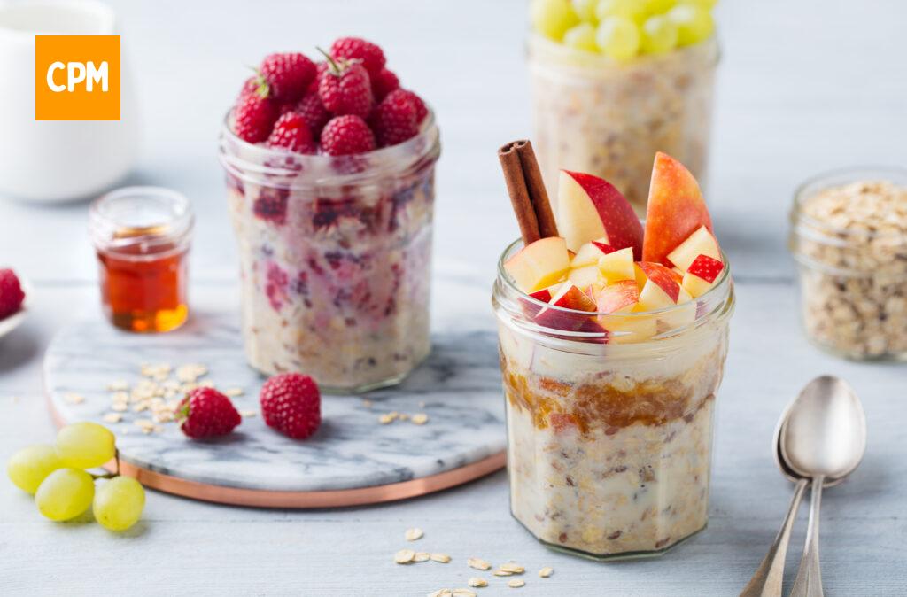 Imagem mostra receita overnight oats com frutas.