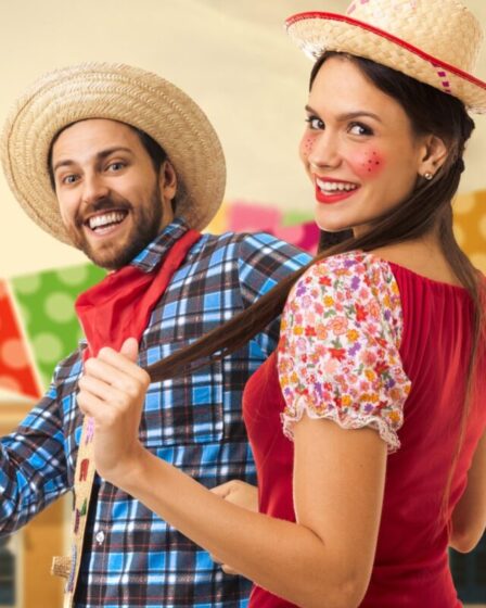 Imagem mostra um casal com vestimentas de festa junina