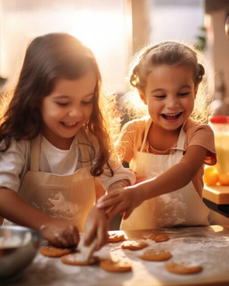 Imagem mostra duas crianças fofas se divertindo na cozinha