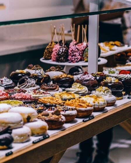 Imagem mostra vários donuts