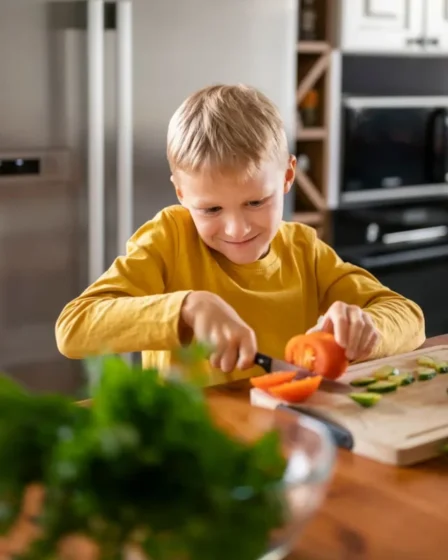 Imagem mostra Criança crotando tomate