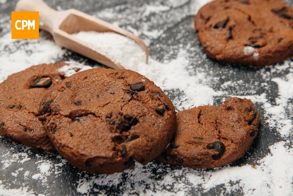 Imagem mostra biscoito usado para fazer mousse de limão com biscoito de chocolate.