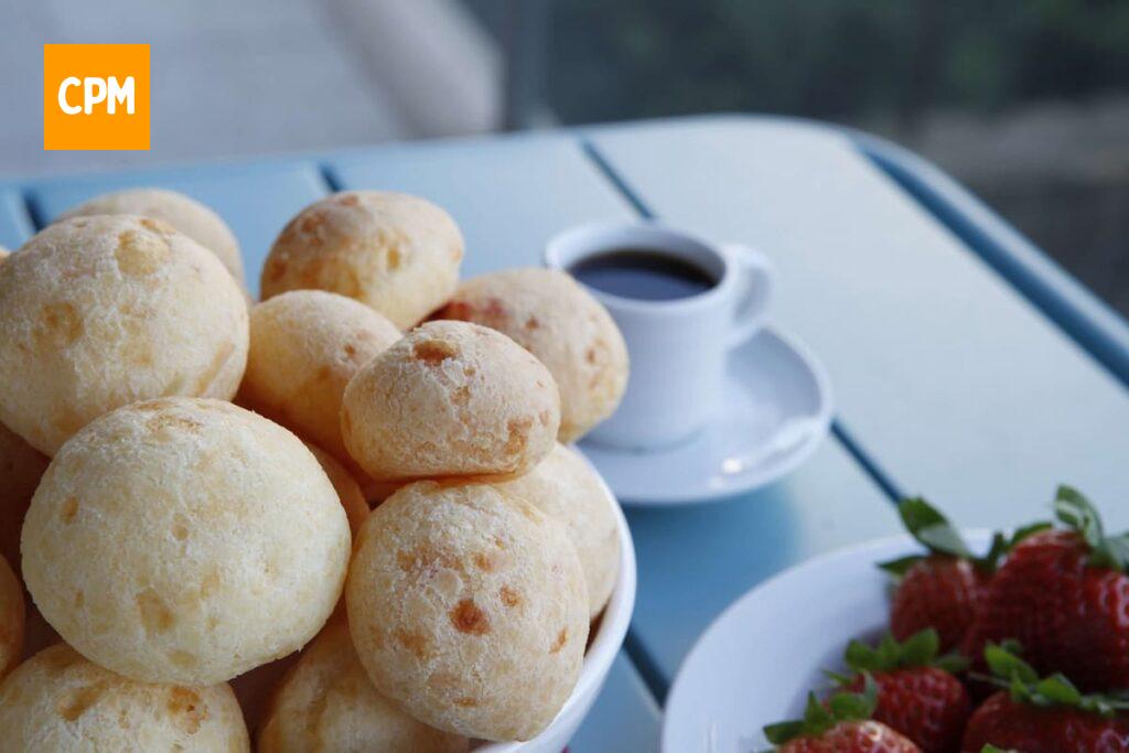 Imagem mostra um delicioso pão de queijo com creme de leite, perfeito para um café da manhã saudável e muito saboroso.