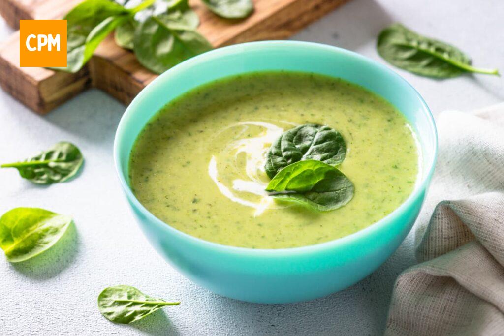 Imagem mostra um delicioso caldo verde vegano.