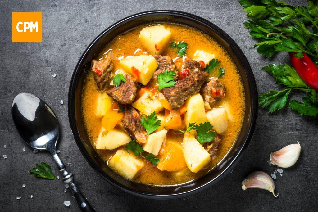 Imagem mostra carne seca com abóbora e outros legumes cozida na panela de pressão.