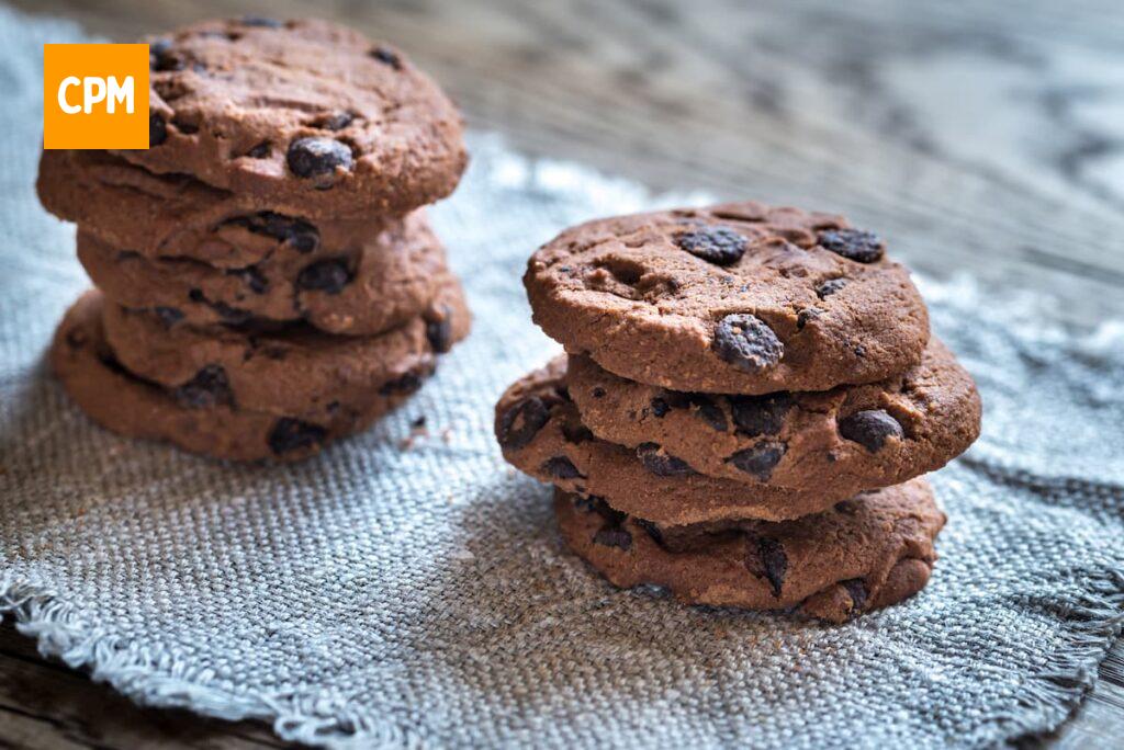 Imagem mostra deliciosos cookies de chocolate, perfeitos para um café da manhã ou lanche da tarde.