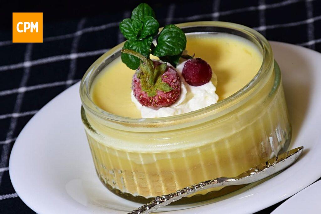 Imagem mostra um saboroso mousse de limão de leite ninho com chantilly e morango.