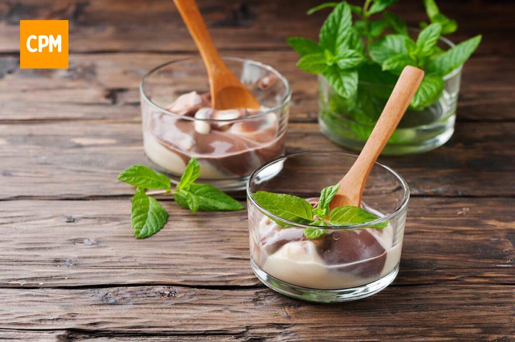 Imagem mostra mousse de limão com chocolate, uma das sobremesas fáceis e deliciosas de fazer.