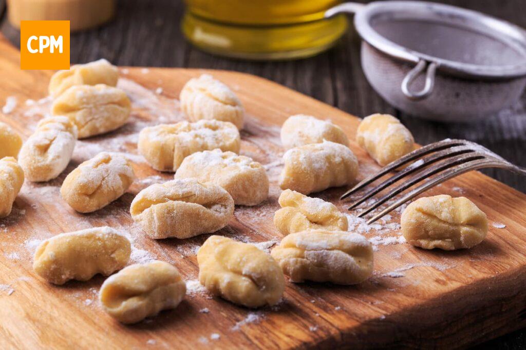 Imagem mostra uma deliciosa receita de nhoque de batata doce sendo preparada.