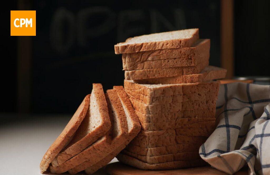 Imagem mostra pão de forma usado para fazer torta salgada de pão de forma.