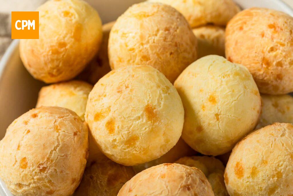 Imagem mostra um delicioso pão de queijo recheado.