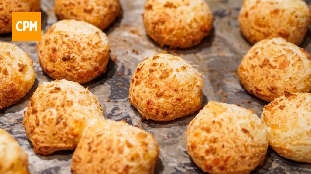 Imagem mostra pão de queijo assado e muito crocante.