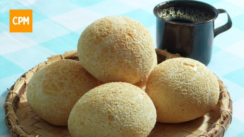 Imagem mostra um delicioso pão de queijo de liquidificador.