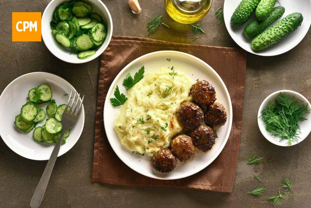 Imagem mostra um delicioso purê de batata com requeijão acompanhado de carne e salada.