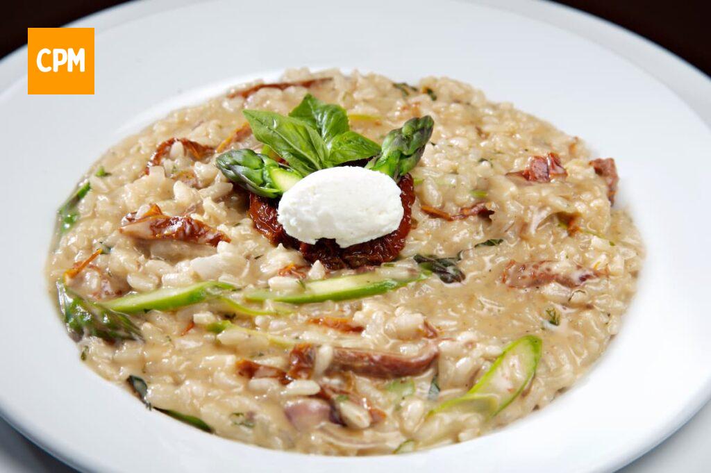 Imagem mostra um delicioso prato de risoto de alho poró com cogumelos.