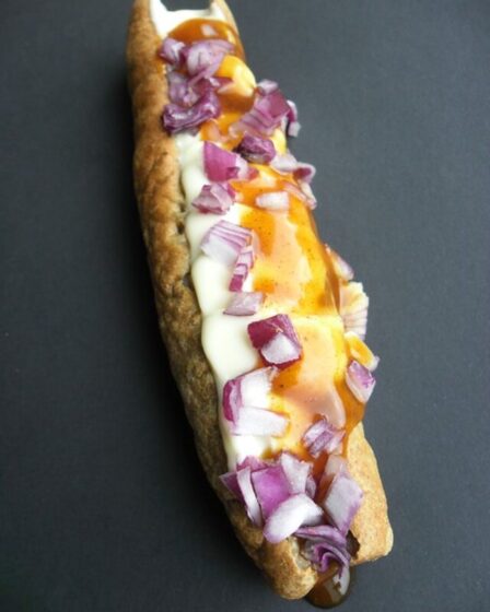 Imagem mostra comida típica da Holanda Frikandel