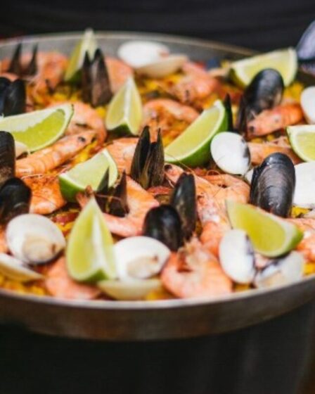 Imagem mostra paella, comida típica da Espanha