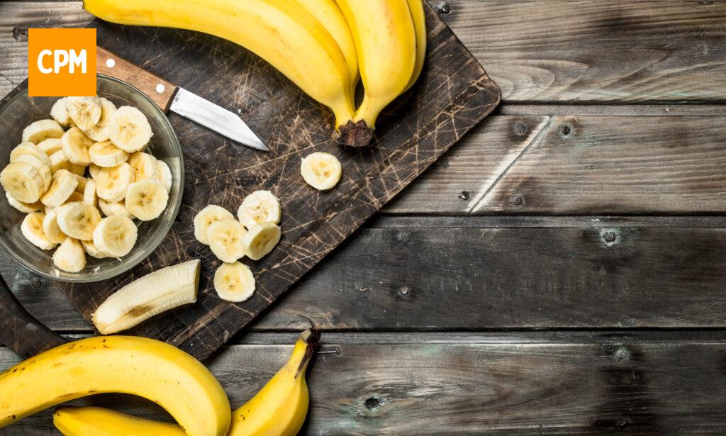 Imagem mostra banana madura muito usada em receitas de comidas veganas.