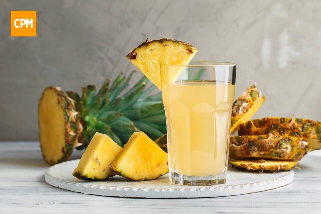 Imagem mostra suco de abacaxi, um dos alimentos que ajudam amelhorar a circulação sanguínea.