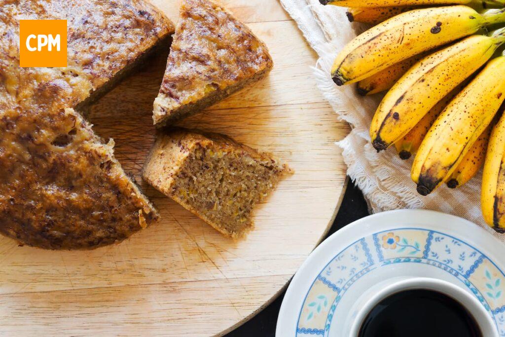 Imagem mostra bananas maduras usadas na receita do bolo de banana com aveia.